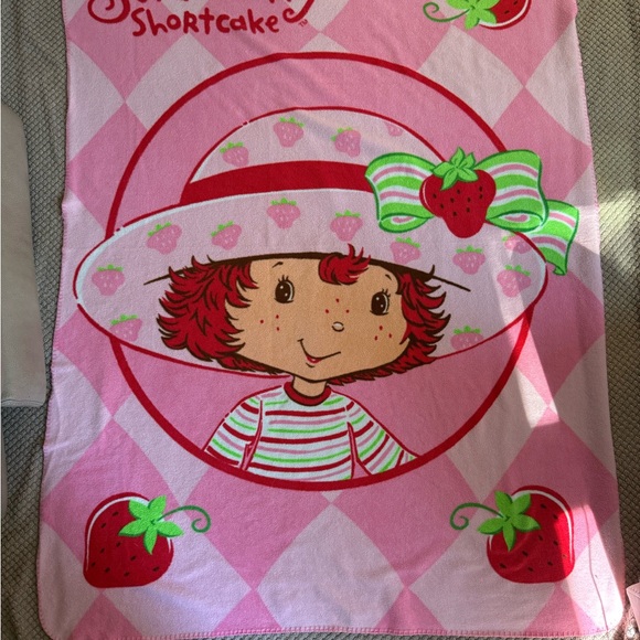 Strawberry Shortcake Pink Throw Blanket - Picture 1 of 1